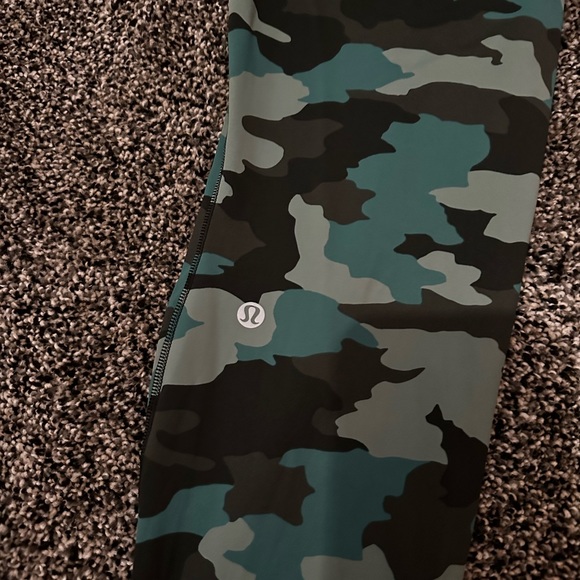 Lululemon cropped leggings camo - Picture 2 of 5